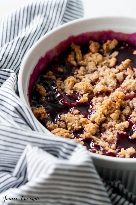 This Concord grape crisp with peanut butter crumble topping is just like a peanut butter and jelly sandwich, in dessert form! #kitchenhealssoul Butter Crumble Topping, Grape Dessert Recipes, Concord Grape Recipes, Peanut Butter Crumble, Dessert Night, Grape Dessert, Grape Pie, Concord Grapes, Peanut Butter And Jelly Sandwich