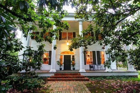 OldHouses.com - 1840 Antebellum - The Weatherbee in Byram, Mississippi Living Room With Vaulted Ceiling, Kitchen Sunroom, Small Guest Rooms, Antebellum Home, Historic Homes For Sale, Garden Living Room, Custom Shutters, Antebellum Homes, Southern Heritage