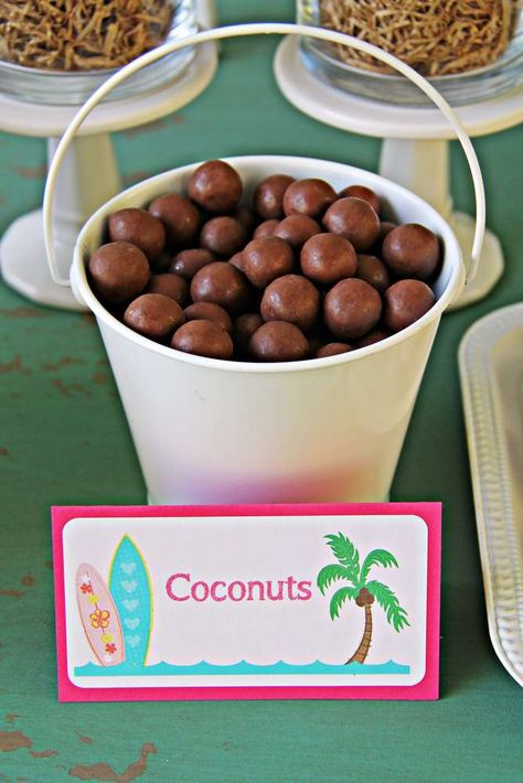 Hawaiian Candy Bar, Hawian Birthday Party Ideas Kids, Hawaiian Pictionary Game, Food For Moana Themed Party, Moana Themed Party Food, Hawaiian Birthday Party Snacks, Luau Birthday Food, Hawaiian Laua Party Ideas, Tiki Party Snacks