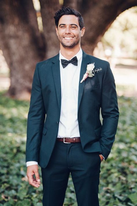 Groom in tuxedo & bow tie. Wedding photographer: Big Love Photography. Celana Khaki, Wedding Suits Men Black, Costume Vert, Costum Elegant, Bm Dresses, Mens Wedding Attire, Groom Wedding Attire, Wedding Outfit Men, White Bridesmaid Dresses