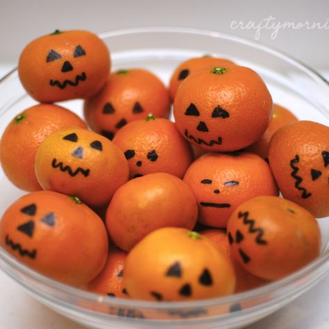 Decorate Clementines like Jack-O-Lanterns Halloweenpyssel Barn, Halloween Candy Alternatives, Clementine Pumpkins, Soirée Halloween, Halloween Class Party, Dulces Halloween, Healthy Halloween Treats, Halloween Fruit, Healthy Halloween Snacks