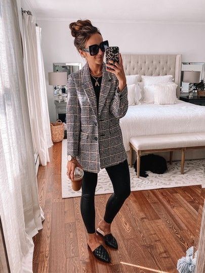 Leather Leggings Outfit Work, Plaid Blazer Outfit Women, Checkered Blazer Outfit, Navy Leggings Outfit, Leather Leggings Outfit Fall, Leggings Work Outfit, Navy Blazer Outfits, Plaid Blazer Outfit, Faux Leather Leggings Outfit