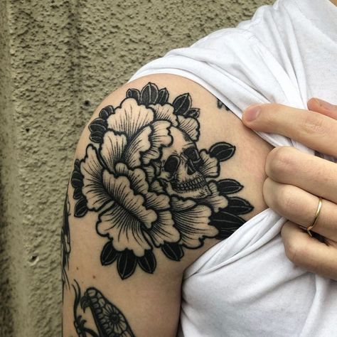 Black And Grey Flower Tattoo, Traditional Style Tattoo, Mode Rihanna, Traditional Tattoo Sleeve, Elbow Tattoos, Awesome Tattoos, Badass Tattoos, Up Tattoos, Arm Tattoos