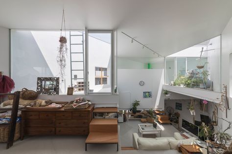 Platform floors function as tables and shelves inside House in Miyamoto Platform Room, Skip Floor, Tato Architects, Public Installation, Declutter Home, Inside House, Architect Design House, Asian Home Decor, House Cat