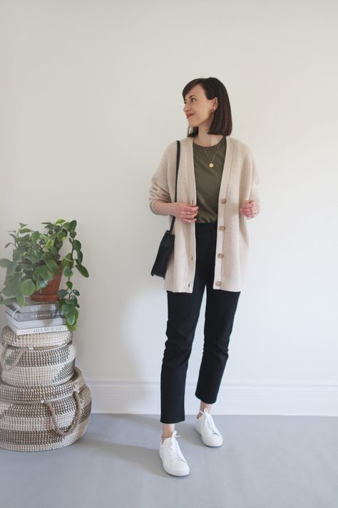 Cute Minimal Outfits, Minimalist Elegant Outfit, Minimal Outfits For Women, Summer Cardigan Outfit, Cardigans Outfits, Outfit Tenis, A Week Of Outfits, Minimal Style Outfits, Week Of Outfits