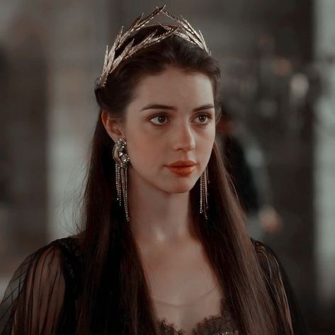 Mary Stuart Reign, Adeline Kane, Daena Targaryen, Reign Mary, Reign Fashion, Mary Stuart, Adelaide Kane, Mary Queen Of Scots, Queen Mary