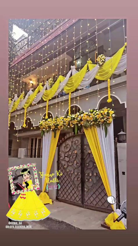 Haldi Decoration Props, House Decor Wedding Indian, Wedding Home Decoration Indian Exterior, Simple Home Wedding Decor, Wedding Gate Decoration Indian, Wedding Gate Decor, Gate Decorations Wedding, Haldi Ceremony Decorations At Home Simple, Shaadi Decoration