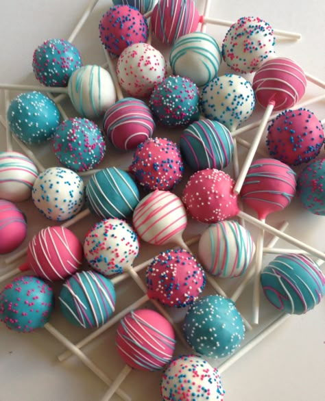 Sweet Treats Decorations, Creative Cake Pops Ideas, Cake Pop Photoshoot, Simple Cake Pop Designs, Cake Pops Drizzle, Pop Cakes Recipe Soda, Cotton Candy Cake Pops, Retro Cake Pops, Cake Pops Summer