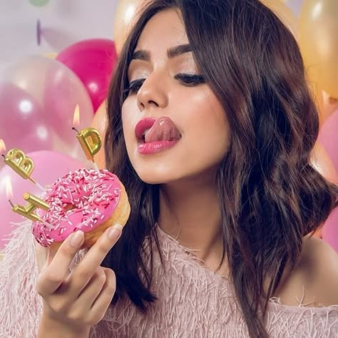 Donut Photoshoot, Candy Photos, Donut Birthday Cake, Birthday Balloons Pictures, Birthday Donuts, Monthly Baby Pictures, Cute Birthday Pictures, 21st Birthday Photoshoot