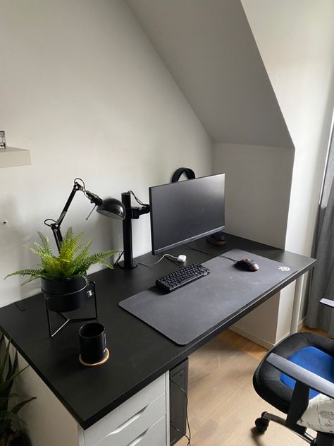 All Black Desk Setup, Black Ps5 Setup, Matte Black Gaming Setup, Simple Gaming Desk Setup, Aesthetic Office Desk Set Up, All Black Setup, Pc Setup Aesthetic Black, Black Desk Setup Aesthetic, Desktop Setup Minimalist