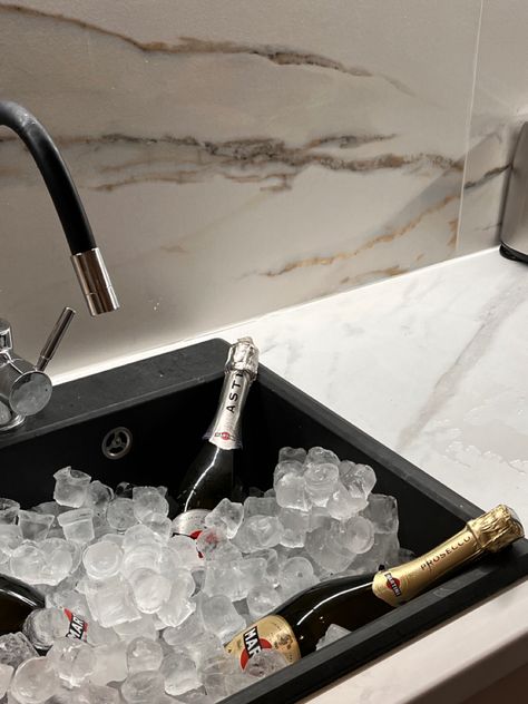 Ice In Sink For Drinks, House Warming Party Aesthetic, House Warming Aesthetic, Nye House Party Aesthetic, Housewarming Party Aesthetic, Housewarming Aesthetic, Tini Bit Older Decor, Martini Bar Party, Tini Party