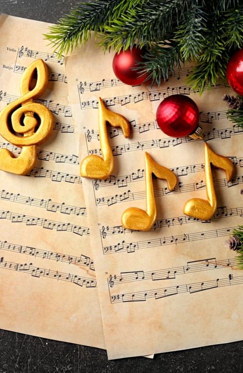 If you're going Christmas caroling, it's important to have the best music. Here area  list of Christmas caroling songs that everyone will love. Christmas Caroling Songs, Christmas Caroling Ideas, Christmas Music Aesthetic, Xmas Carols, Christmas Movie Characters, Christmas Checklist, Christmas Caroling, Church Anniversary, Winter Music