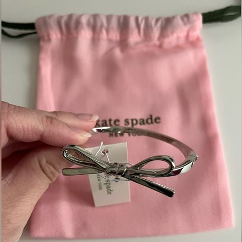 Nwt Silver Kate Spade Bow Bracelet. Smoke Free Home, Never Been Worn Tiffany Bow Bracelet, Cute Christmas Accessories, Girly Jewelry Silver, Aesthetic Jewelry Silver, Cool Silver Jewelry, Vintage Jewelry Silver, Gift Wishlist Ideas, Aesthetic Wishlist Ideas, Classy Jewelry Silver