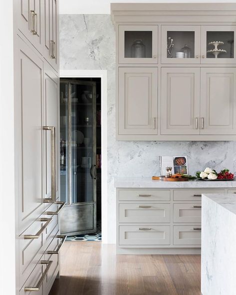 Marble waterfall countertop with beige kitchen cabinets Two Different Cabinet Styles In Kitchen, Tall Ceiling Kitchen, Dreamy Kitchens, All White Kitchen, Classic Kitchen, Marble Counter, Kitchen Concepts, Home Luxury, Kitchen Counters