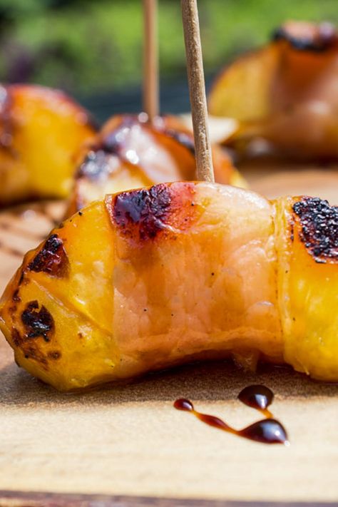 Sweet juicy peaches wrapped in crispy salty prosciutto and drizzled with Balsamic reduction create these pretty peach and prosciutto appetizers. Super easy! Peach Appetizer, Prosciutto Appetizer, Asian Vegetables, Skewers Grill, Light Salad, Balsamic Reduction, Spicy Honey, Summer Appetizer, Grilled Peaches