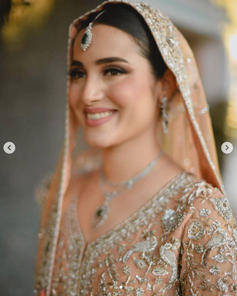 Peachy natural makeup for Indian bride Glowy Peachy Bridal Makeup, Peach Dress Makeup Ideas, Makeup With Peach Dress, Peach Dress Makeup, Peach Bridal Makeup, Makeup For Indian Bride, Peach Makeup Look, Small Wedding Decor, Peach Clothes