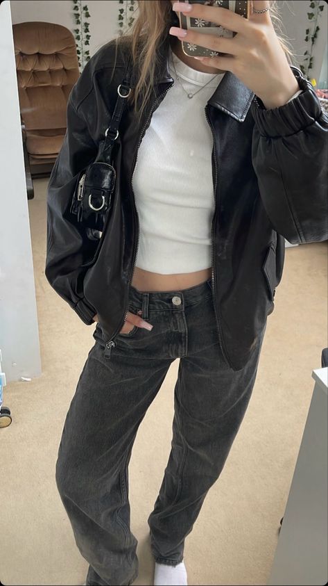 Black Leather Jacket Outfit, Nyc Outfits, Black Jeans Outfit, Uni Outfits, Fits Inspo, Leather Jacket Outfits, Looks Street Style, Inspo Outfit, Mode Ootd