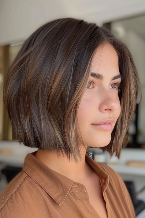 Blunt bob cut for thick hair Chin Length Hair, Short Brown Hair, Short Bob Haircuts, Haircut And Color, Penteado Cabelo Curto, Hair Color And Cut, Hydrogen Peroxide, Bob Haircuts, Scrambled Eggs