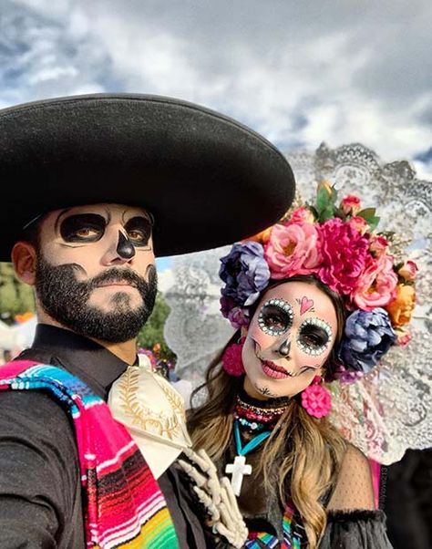 Creative Couples Costumes, Makijaż Sugar Skull, Mexican Halloween Costume, Couples Costumes For Halloween, Catrina Costume, Läskig Halloween, Couples Costumes Creative, Mexican Halloween, Halloweenský Makeup