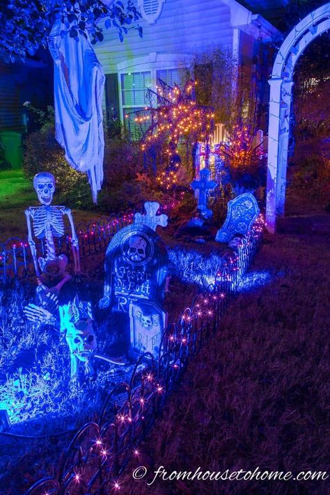 Halloween Graveyard Ideas, Halloween Yard Haunt, Diy Halloween Graveyard, Spooky Lighting, Halloween Fence, Halloween Gravestones, Outside Halloween Decorations, Halloween Cemetery, Casa Halloween