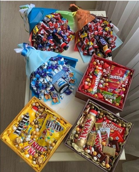 Birthday Table Food, Candy Gift Baskets, Cute Gifts For Friends, Sleepover Food, Junk Food Snacks, Chocolate Bouquet, Candy Bouquet, Cute Desserts, Candy Gifts