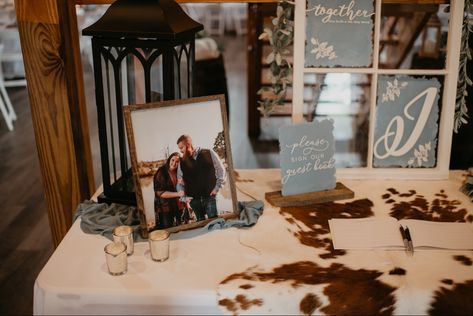 Western Wedding Gift Table Ideas, Western Wedding Registry Ideas, Western Guest Book Ideas, Western Wedding Gifts, Wedding Guest Book Table, Wedding Table Themes, Wedding Guest Signing, Gift Table Wedding, Western Style Wedding