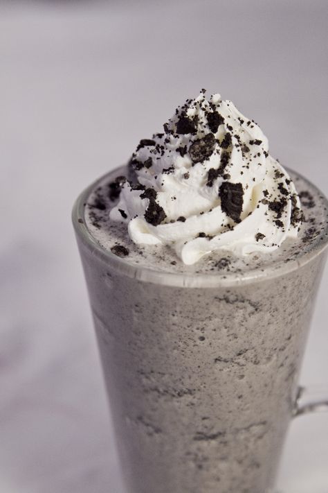 Yummy Cookies and Cream Milkshake! Milkshake Cookies And Cream, Cookie And Cream Milkshake, Cookies And Cream Milkshake, Big Snacks, Crunchy Chocolate, Aesthetic Foods, Birthday Things, Milkshake Recipe, Make Cookies