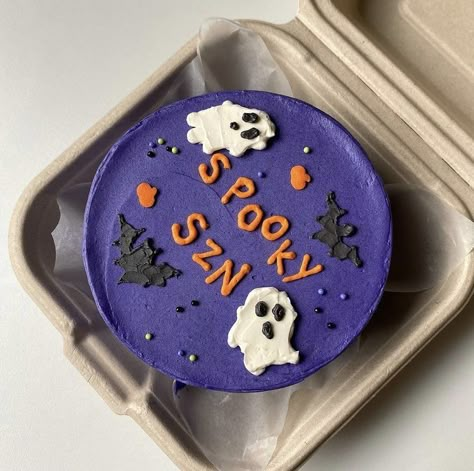 Halloween Dessert Aesthetic, Fall Birthday Cake Aesthetic, Halloween Baking Ideas Aesthetic, Birthday Cake Ideas Halloween, Aesthetic Halloween Desserts, Halloween Cakes Aesthetic, Autumn Cake Aesthetic, Halloween Bento Cake Ideas, Aesthetic Halloween Cake