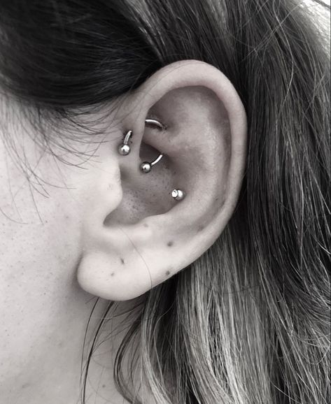 This piercing is a connected piercing with w horseshoe barbell Horseshoe Lip Piercing, Orbital Helix Piercing, Helix Orbital Piercing, Piercing Art, Orbital Piercing, Ear Lobe Piercings, Piercing Inspo, Forward Helix Piercing, Forward Helix