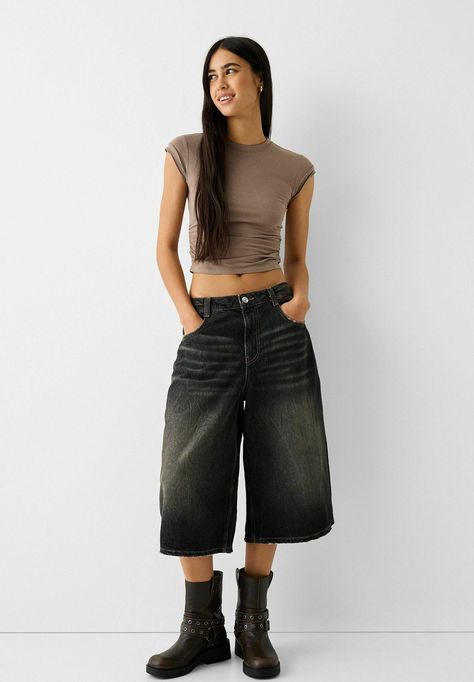 Baggy Short Outfits, Baggy Short Jeans Outfit, Short Baggy Jeans, Look Bermuda Jeans, Short Jeans Outfit, Baggy Shorts Women, Denim Bermuda Shorts Outfit, Black Jean Shorts Outfit, Baggy Shorts Outfit