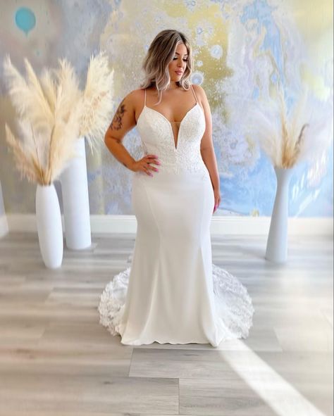 Wedding Plus Size Dress Curvy Bride, Fitted Curvy Wedding Dress, Plus Size Destination Wedding Dress, Wedding Dress Curvy Bride Body Types, Plus Size Wedding Dresses Fitted, Petite Curvy Wedding Dress, Fit And Flare Wedding Dress Plus Size, Curvy Women Wedding Dress, Plus Size Reception Dress Bride