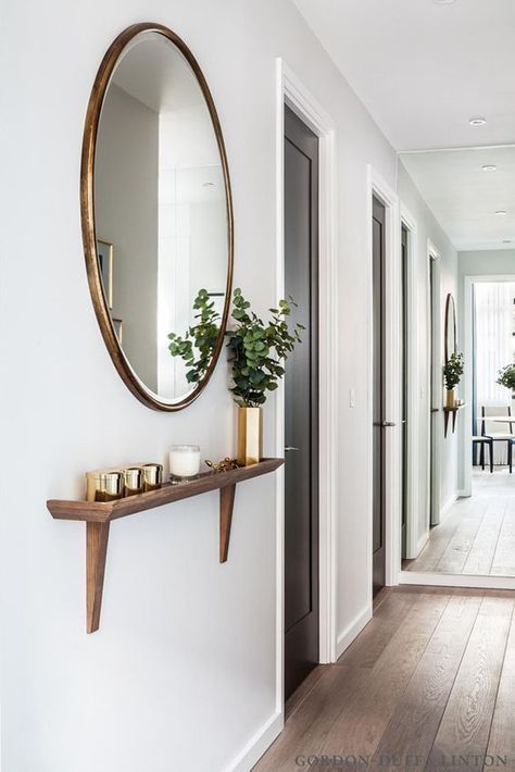 Decorating ideas for narrow corridors and hallways / Mira este tablero para inspirarte con un puñado de pines como éste. Vstupná Hala, Hallway Inspiration, Decor Hallway, Hal Decor, Hallway Designs, Mirror On The Wall, Hall Decor, Small Entryway, Hallway Decorating