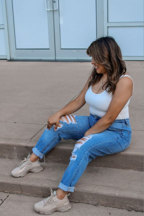 How To Style Steve Madden Sneakers, Tan Sneakers Outfit Summer, Steve Madden Shoes Outfit Sneakers, Outfits Con Tenis Steve Madden, Steve Madden Maxima Outfit, Steve Madden Sneakers Outfit Casual, Steve Madden Tennis Shoes Outfit, Outfits With Steve Madden Sneakers, Nude Sneakers Outfit