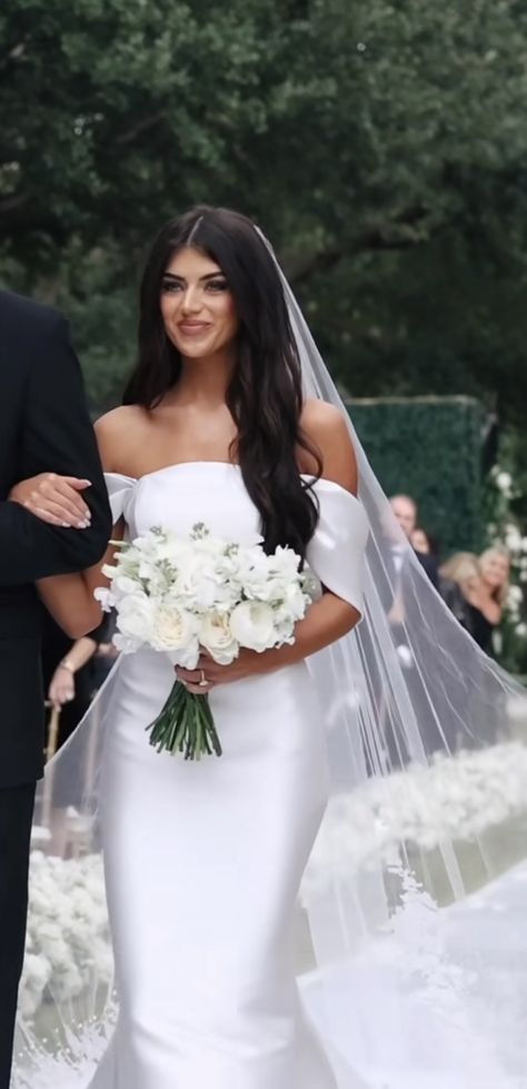 Hairstyles Strapless Wedding Dress, Madi Prewett Wedding Dress, Maddie Prewitt Wedding, Hair Down Bride With Veil, Bridal Jewelry Strapless Dress, Strapless Dress Wedding Hair, Hairstyles For Strapless Wedding Dress, Bridal Hair Strapless Dress, Blowout Wedding Hair