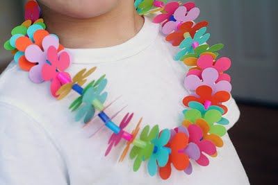 Luau Crafts, Tropisk Fest, Hawaiian Crafts, Hawaiian Birthday, Luau Theme, Diy Collier, Luau Birthday, Summer Camps For Kids, Kids Party Themes