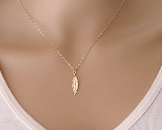 Feather Necklace Simplistic Jewelry, Feather Necklace, Feather Necklaces, Girly Jewelry, Handbag Accessories, Locket, Krishna, Jade, Gold Necklace