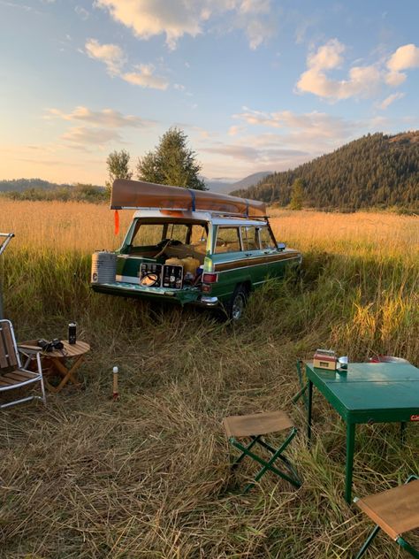 Camping near Clark fork Idaho with vintage equipment Vintage Hikercore, Vintage Outdoorsy Aesthetic, Vintage Camping Aesthetic, Vintage Summer Camp Aesthetic, Japanese Camping, Vintage Camping Photos, Vintage Glamping, Camping Photoshoot, Vintage Camping Gear