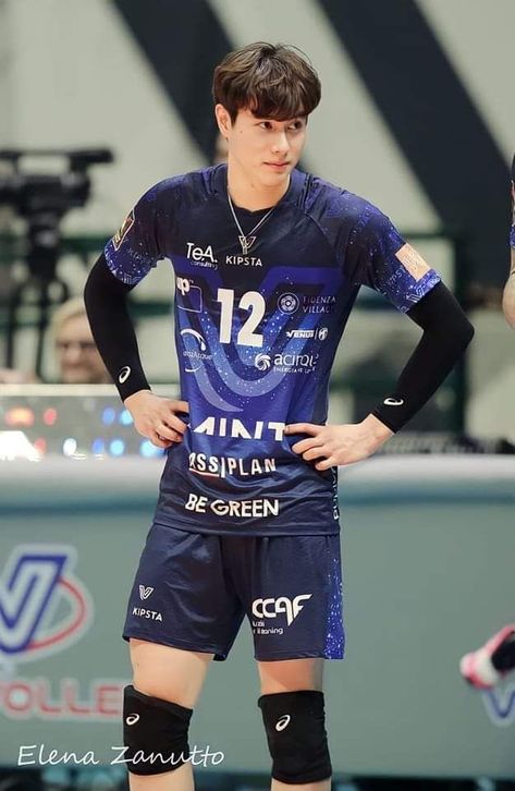 Black Arm Sleeve, Volleyball Gear, Volleyball Uniforms, Japan Volleyball Team, Volleyball Photos, Volleyball Poses, Mens Volleyball, Sports Jersey Design, Volleyball Pictures