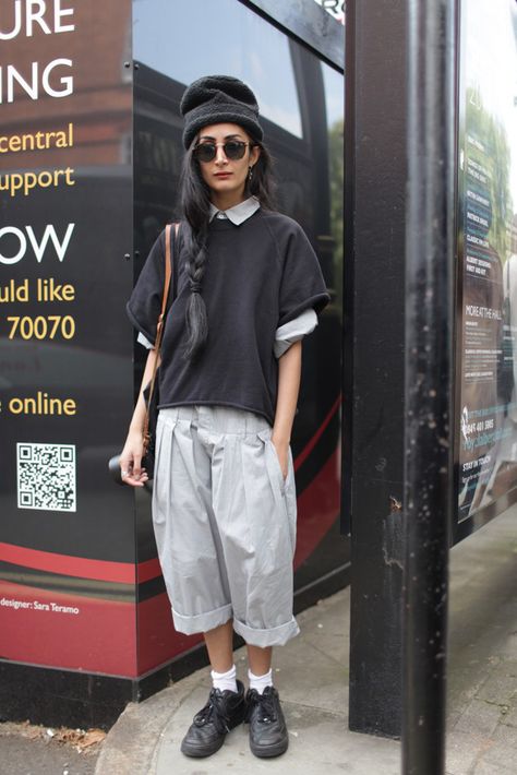 They Are Wearing: London Fashion Week | WWD Sweatshirt Street Style, Skirt Diy, Goth Outfit, London Fashion Week Street Style, Bohemian Mode, Street Sweatshirt, Neue Outfits, Street Style Summer, 가을 패션