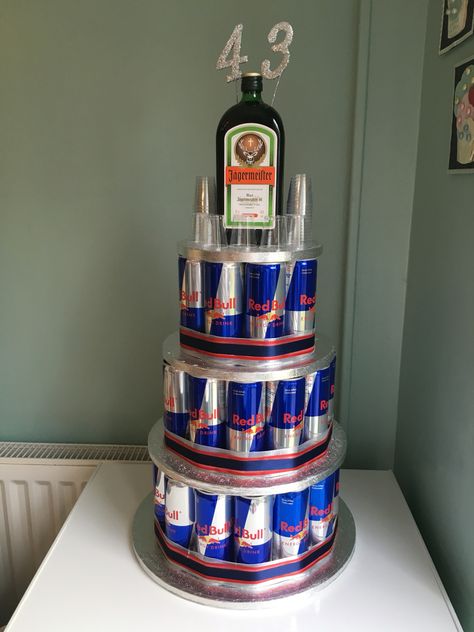 Red bull birthday cake! 21st Birthday Gifts For Boyfriend, Selamat Hari Valentine, Alcohol Cake, Hari Valentine, Beer Cake, A Birthday Cake, Boyfriend Diy, Liquor Bottle, 21st Birthday Gifts