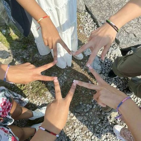 Five People Friend Group, Star Hand Pose, Group Of 5 Photo Ideas, Five Best Friends Aesthetic, Friend Group Bracelets, Anime Friend Group Aesthetic, Group Chat Profile Pictures For 4 People, Group Of 4 Photo Ideas, Group Bracelets Ideas