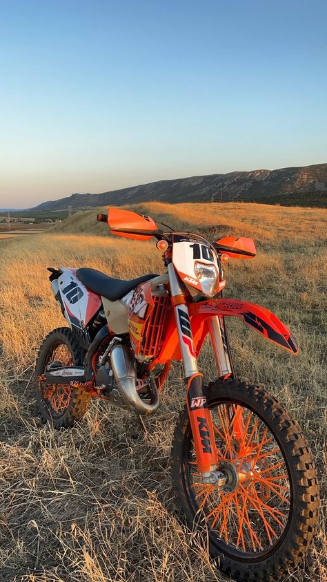 Se Vende Ktm 125 Exc 2T Factory Edition, Año 2011. La Moto Tiene 11.500km, Itv Hasta Diciembre De 2021, Está A Punto De Todo. Neumáticos Nuevos, Rodamientos Nuevos, Kit De Arrastre Nuevo, Suspensiones Recién Echas, Aceite Caja De Cambio Nuevo Motorex, Anticongelante Nuevo Motorex, Líquido Freno Nuevo Motorex. Muchos Extras: Pedal De Cambio Apico, Pedal De Freno Apico, Cubrecarter, Purgadores De Horquilla, Kit De Itv, Retrovisores, Filtros De Aire, Tapón De Aceite, Manetas, Estriberas, Protector Ktm Enduro, Ktm Motocross, Cute Couples Costumes, Motocross Love, Four Wheeling, Cool Dirt Bikes, Image Moto, Ktm 125, Cute Guy Pics