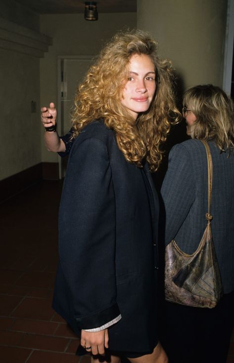 22 Photos of Celebrities in the '90s That Will Make You Want to Wear Big, Fluffy Curls - Fashionista - https://fashionista.com/2020/05/celebrities-with-curly-hair-90s?utm_source=Fashionista+Newsletters+Master+List&utm_campaign=a60bee22f2-EMAIL_CAMPAIGN_2017_12_19_COPY_01&utm_medium=email&utm_term=0_a23c93579d-a60bee22f2-410530381 Julia Roberts Hair, Julia Roberts Style, Cycling Pants, Winter Fashion Outfits Casual, Look Retro, Winter Mode, Pants Suit, Julia Roberts, Red Carpet Fashion