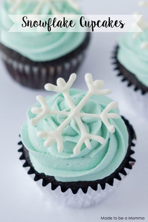 You will never believe how simple these snowflake cupcakes are! All you need is some melting chocolate, cake decorating bag and tip, parchment paper and a snowflake template to trace. Snowflake Cupcakes, Jul Kaka, Winter Cupcakes, Deco Cupcake, Christmas Cupcakes Recipes, Christmas Cupcakes Decoration, Chocolate Cake Decorating, Bon Apetit, Simple Snowflake