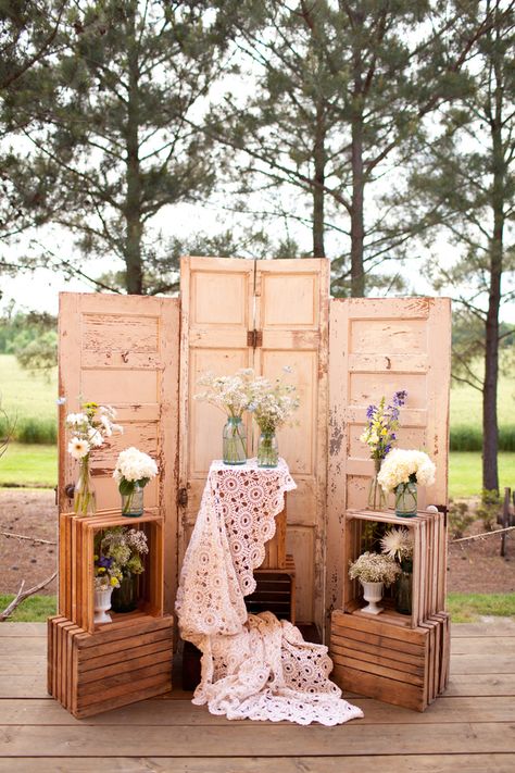 We can help you create something cool like this for your wedding backdrop in Northern California ~ check out our VINTAGE RENTALS - Rustic Wedding Decoration Backdrop Vintage Wedding Backdrop, Decor Photobooth, Outdoor Country Wedding, Door Backdrops, Barn Wedding Inspiration, Party Fotos, Wedding Reception Backdrop, Rustic Wedding Venues, Foto Tips