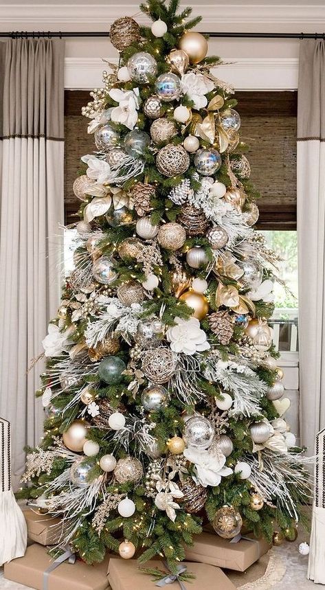 Christmas Tree Inspo, Best Christmas Tree, Christmas Tree Decor Ideas, Tree Decor Ideas, Gold Christmas Tree Decorations, Flocked Christmas Trees Decorated, Christmas Tree Decorating Themes, Elegant Christmas Trees, White Christmas Trees