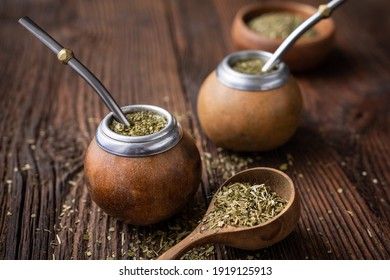 Bebida infundida saludable, té clásico Yerba Mate en una calabaza con bombilla sobre fondo de madera Martin Fierro, Yerba Mate, Syrup Recipe, Tasting Table, Tea Recipes, Rio Grande, Food Styling, Healthy Drinks, Naruto Shippuden