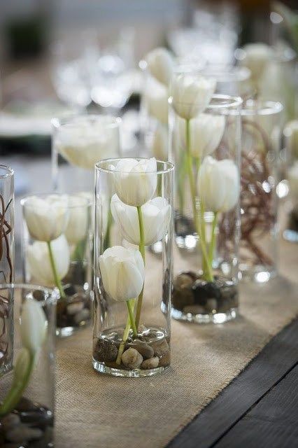 Pilar Candle Centerpiece, Diy Wedding Flower Centerpieces, Budget Centerpieces, Spring Wedding Centerpieces, Diy Osterschmuck, Cylinder Candles, Boda Diy, Diy Ostern, Simple Centerpieces