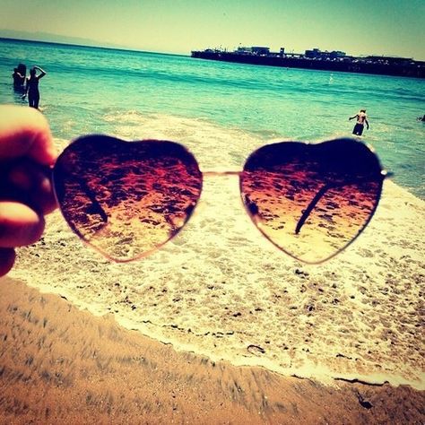 Hello July, Cute Sunglasses, Ray Ban Wayfarer, Shaped Sunglasses, Heart Shaped Sunglasses, Summer 3, Foto Vintage, Foto Inspiration, Beach Bum