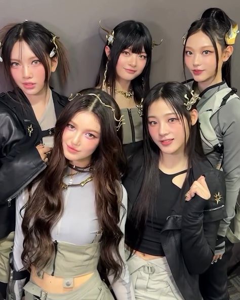 New Jeans Kpop Outfits, New Jeans Attention, New Jeans Kpop, Kpop Album, Bella Hadid Outfits, New Jeans Style, Pop Idol, Kpop Outfits, Kpop Girl Groups